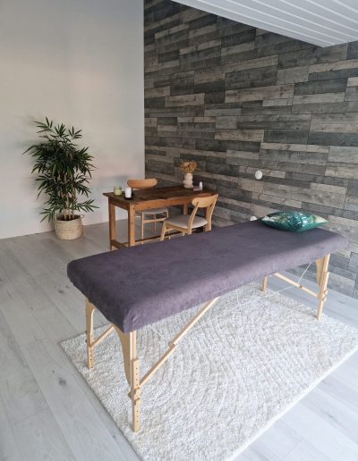 La cabinet de soins énergétiques, la table de massage et le bureau